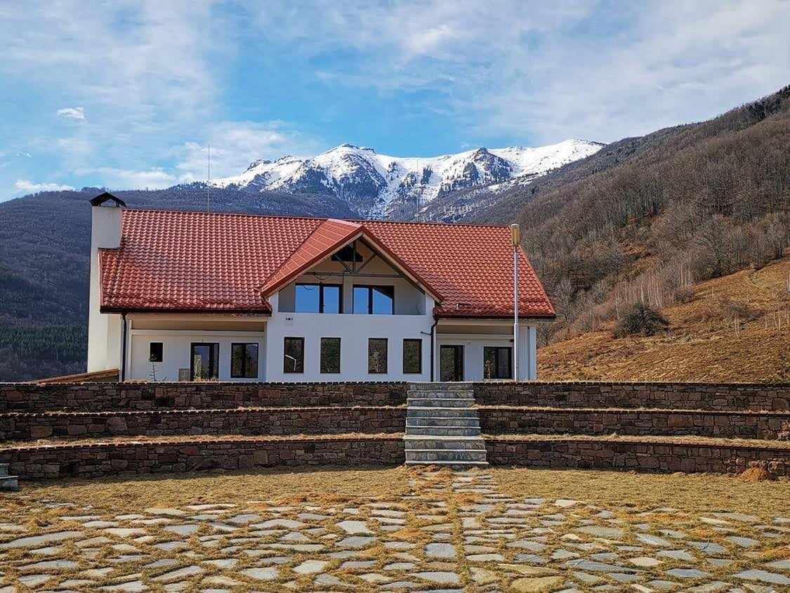 Хижа Жар и заснежените върхове