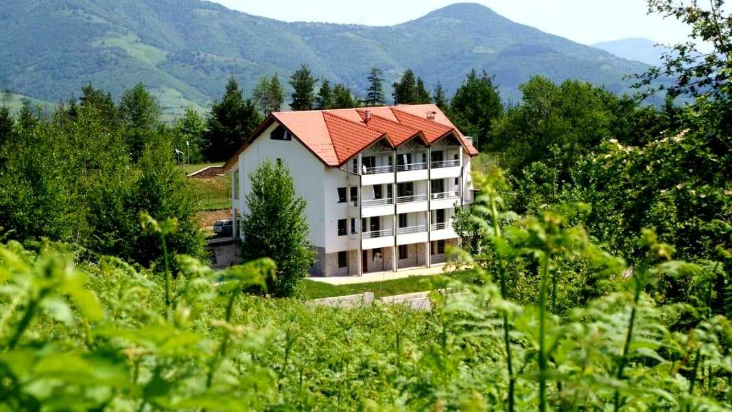 Хижа Жар сред зеленината